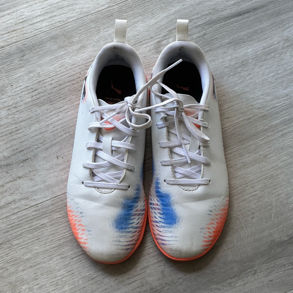 PUMA Kids' Future 8 Play soccer shoes